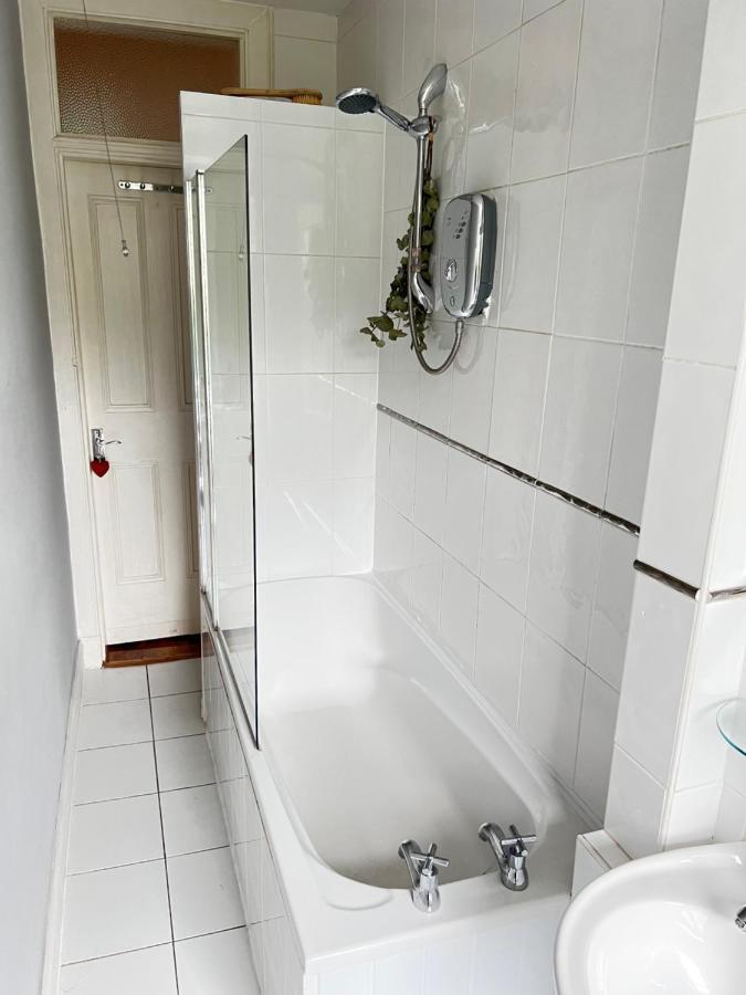 1 Bedroom Flat In Tolcross, Glasgow Top Floor. Exteriér fotografie